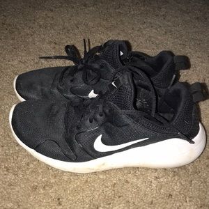 Used black nikes